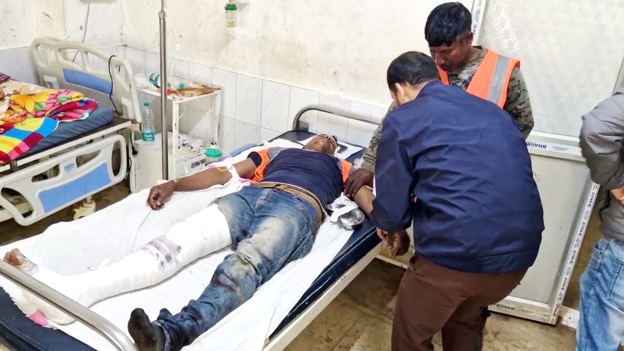 টাওয়ার থেকে পড়ে আহত শ্রমিক, প্রশাসন ও ঠিকাদার সংস্থা উভয়েরই নীরব ভূমিকায়