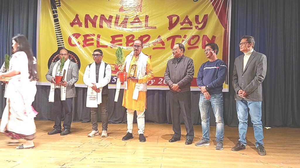 সুরশ্রী সঙ্গীতকলা একাডেমীর রজতজয়ন্তী উপলক্ষে মঞ্চে পঞ্চপ্রদীপ প্রজ্জ্বলন এবং সম্মানিত অতিথিদের উপস্থিতি