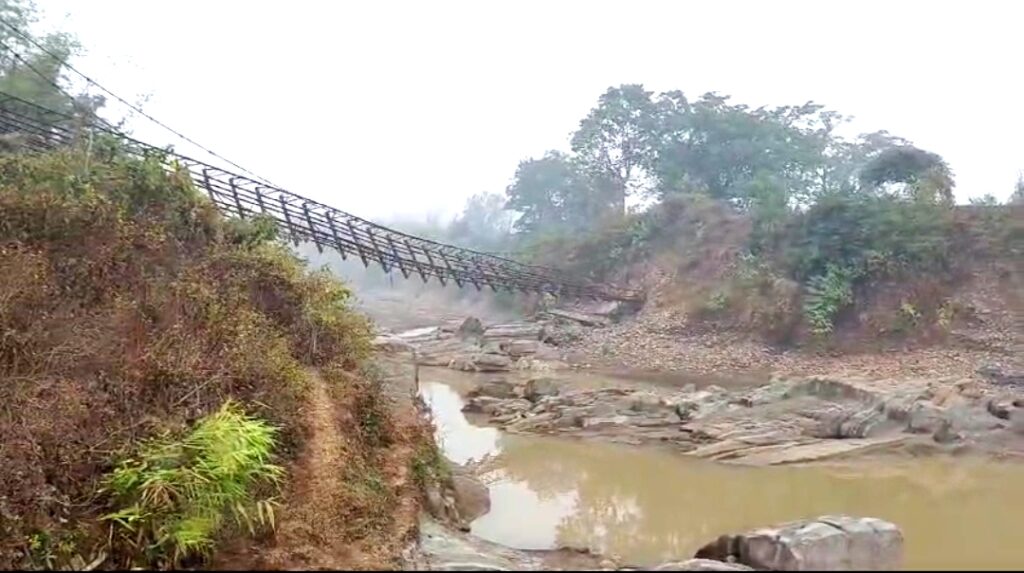 কালাইনছড়া চা বাগানের শ্রমিকরা তাদের কঠিন কাজের পরিবেশে কাজ করছেন