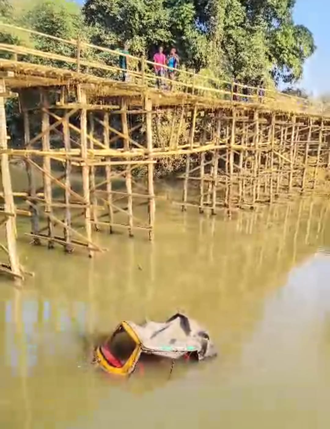 নদী পারাপারে অঘটন: বাঁশের সেতু থেকে অটোরিকশা নদীতে