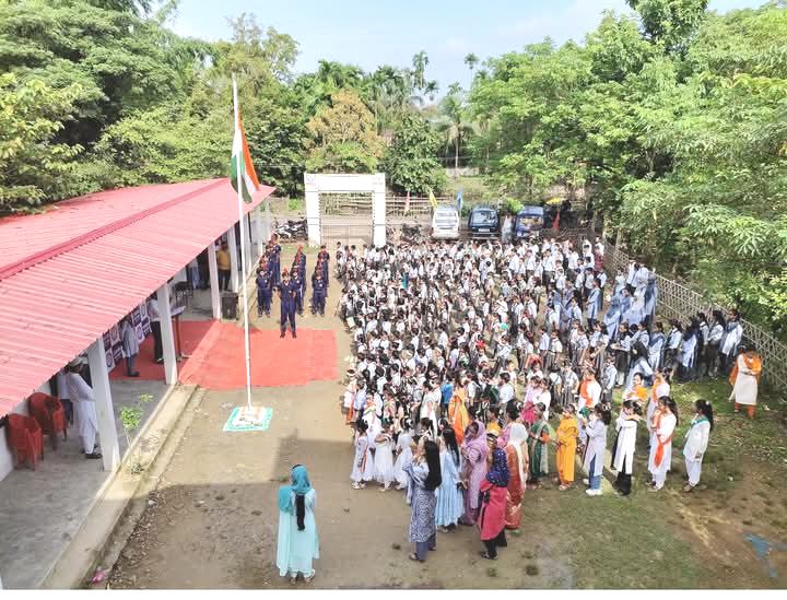 স্কুল মাঠে সমাবেশে শিক্ষার্থী ও শিক্ষকরা একত্রিত