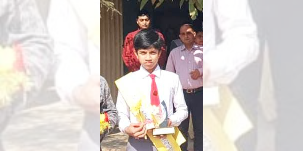 উত্তর পূর্বাঞ্চল বিজ্ঞান মেলায় সাফল্যের জন্য পুরস্কৃত ত্রিপুরার ছাত্র অনুভব কিলিকদার এবং মৃন্ময় দেবনাথ।