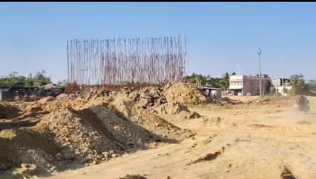 ভারতমালা প্রকল্পের রাস্তা নির্মাণের কাজ আটকে দিতে রাস্তায় বাঁশের ব্যারিকেড লাগালেন ভুক্তভোগী জনতা।