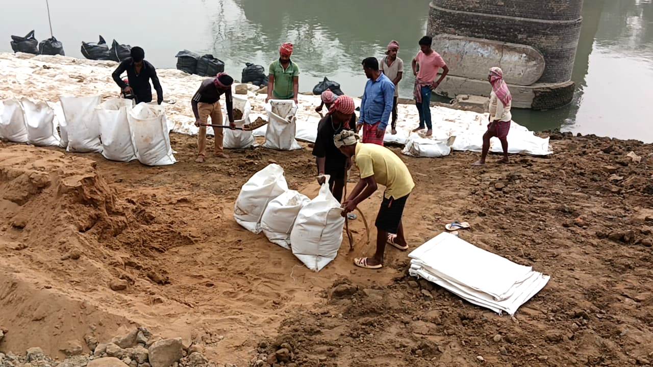 কাটাখালে নদীভাঙন প্রতিরোধের কাজে লাগামহীন দুর্নীতির প্রতিবাদে সরব এলাকার মানুষ
