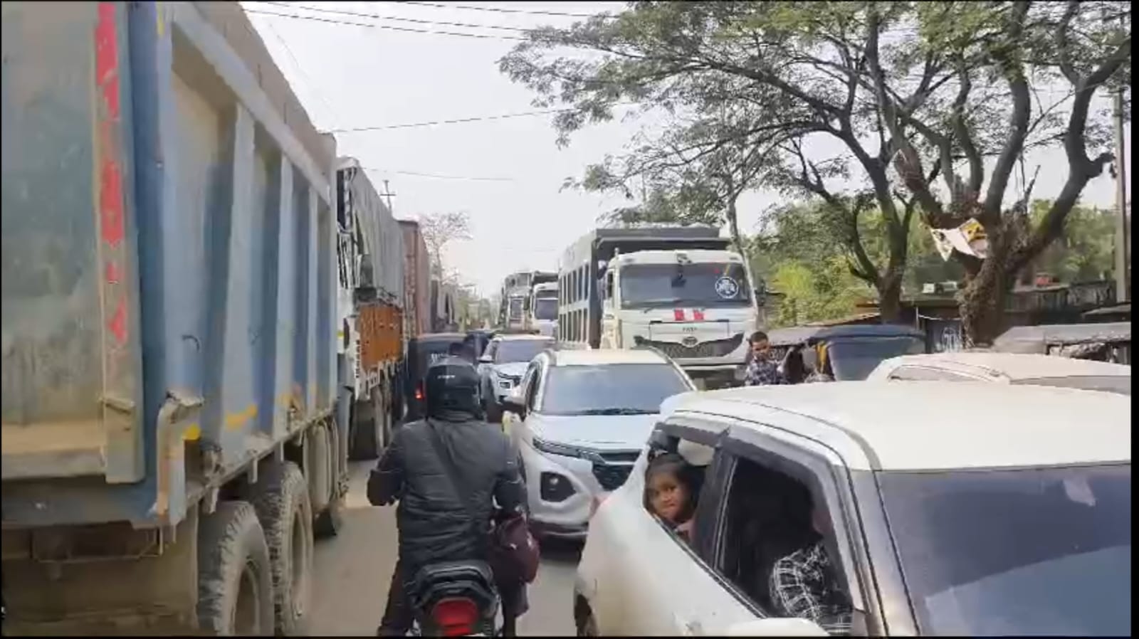 দিগরখাল টোল গেট থেকে কালাইন পর্যন্ত যানজট সমস্যা তীব্র আকার ধারণ করেছে, চরম দুর্ভোগের শিকার স্কুল পড়ুয়া সহ নিত্যযাত্রীরা