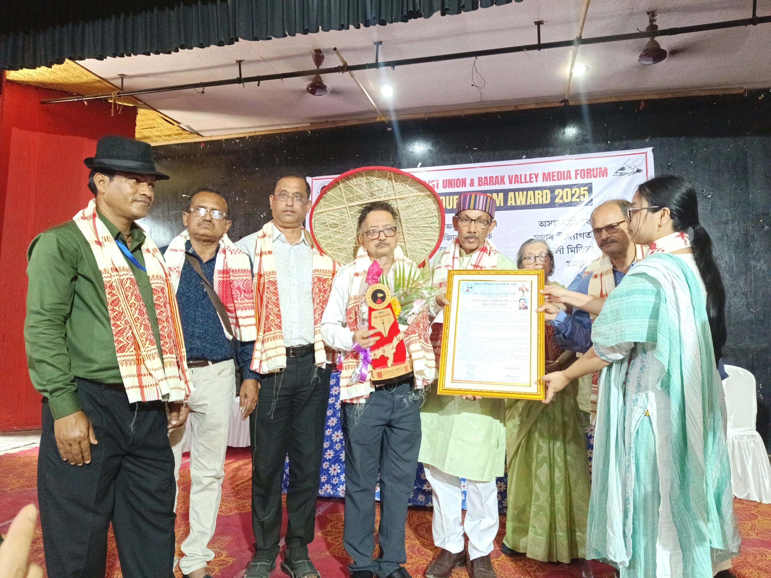 দুই উপত্যকার সেতুবন্ধনে ঐতিহাসিক পদক্ষেপ! বরাক উপত্যকা সাংবাদিক সম্মাননায় তমোজিৎ ভট্টাচার্যের কৃতিত্বের স্বীকৃতি