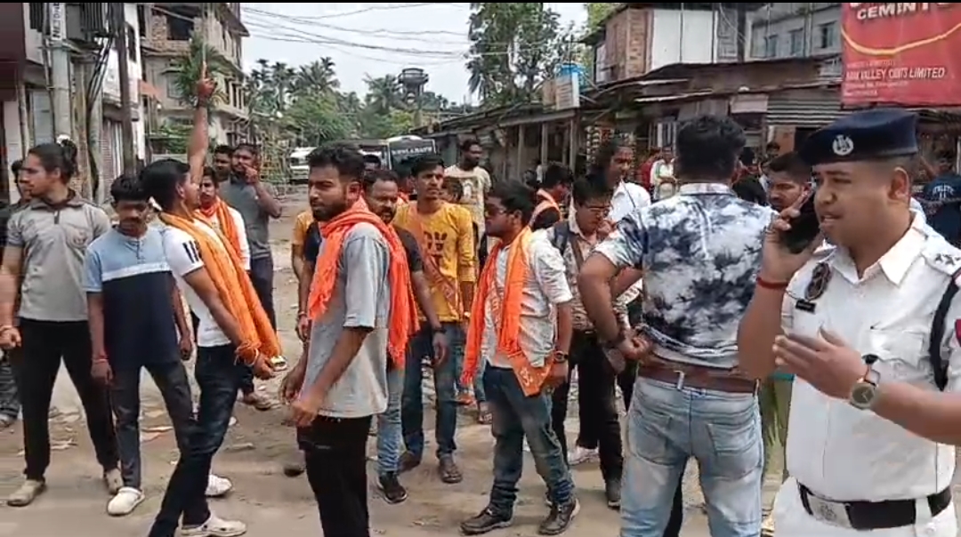 শ্রীভূমিতে উত্তপ্ত পরিস্থিতি, চলন্ত বাসে যুবতীকে দলবদ্ধ ধর্ষণের চেষ্টা, হিন্দু রক্ষী দল ও বিশ্ব হিন্দু পরিষদের প্রতিবাদ