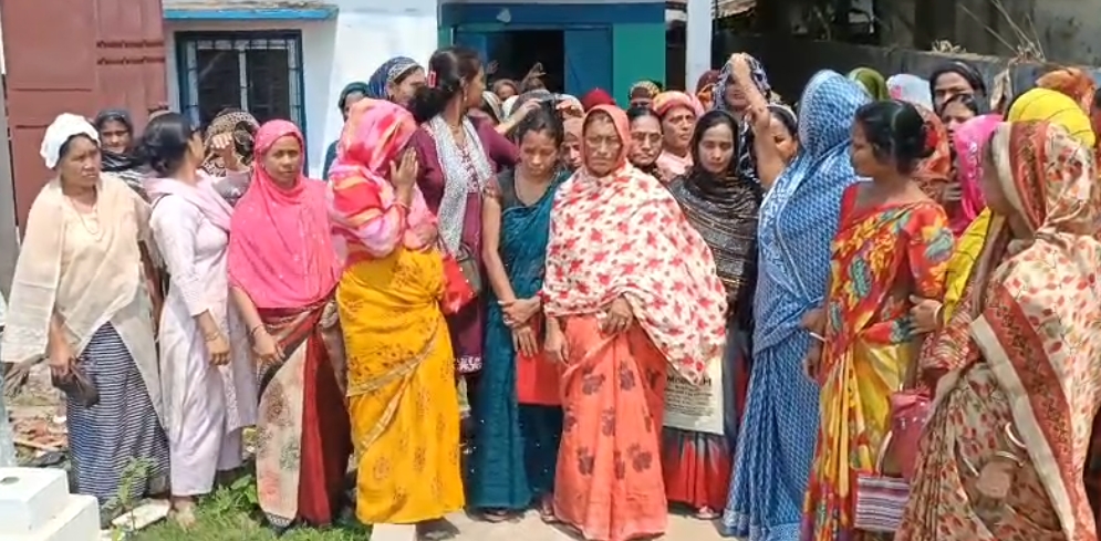 মুখ্যমন্ত্রীর মহিলা উদ্যোগিতা প্রকল্পে অর্থ সহায়তা থেকে বাদ! সোনাবাড়িঘাটে ক্ষুব্ধ মহিলাদের বিক্ষোভ