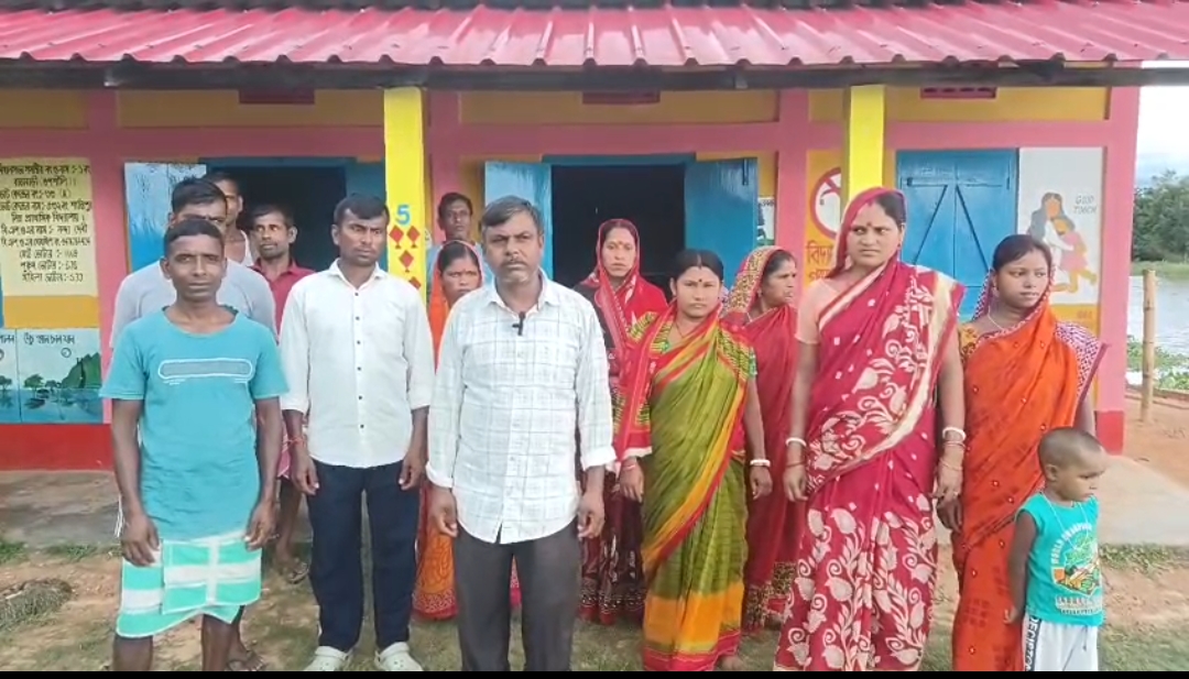 শান্তিপুর নিম্ন প্রাথমিক বিদ্যালয়ে অশান্তির ছায়া, অপপ্রচার রুখে প্রতিবাদে অভিভাবক ও পরিচালনা সমিতি গর্জে উঠল
