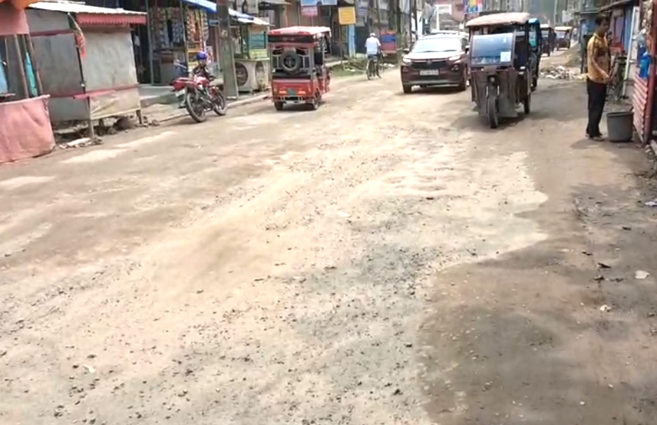 জাতীয় সড়ক না মৃত্যুফাঁদ? শ্রীভূমির বেহাল রাস্তায় চরম দুর্ভোগ, বাড়ছে দুর্ঘটনার আশঙ্কা