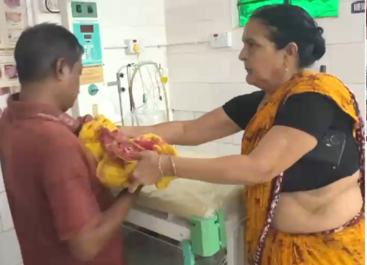 লক্ষীপুরে স্বাস্থ্য ব্যবস্থার ভয়াবহ চিত্র! সরকারি হাসপাতালের গাফিলতিতে প্রাণ গেল নবজাতকের? প্রশ্নের মুখে স্বাস্থ্য ব্যবস্থা