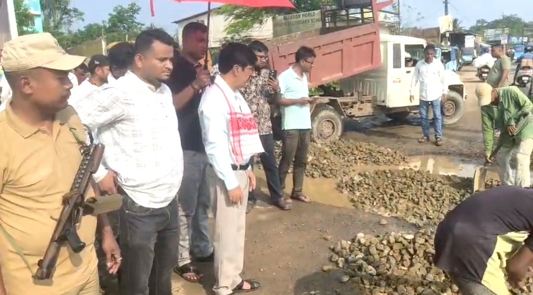 রাস্তা নিয়ে নো পলিটিক্স, নো কন্সিডার একশন মুডে আমিনুল হক, বেহাল ৩০৬ নং জাতীয় সড়কে শুরু সংস্কার কাজ