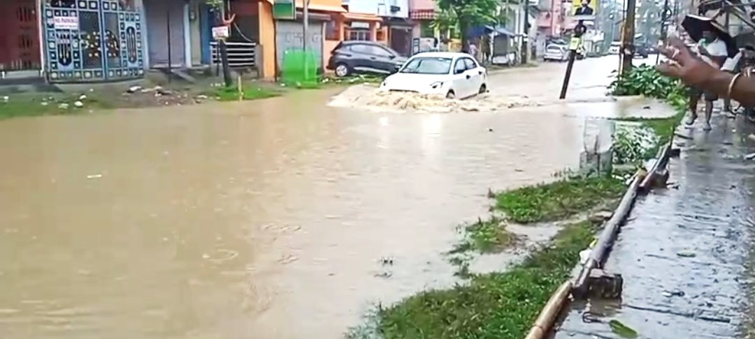 एक बारिश में ही नदी बन जाती हैं सिलचर की सड़कें, नालों के गंदे पानी में डूब रहे घर और चौपट हो रहा कारोबार