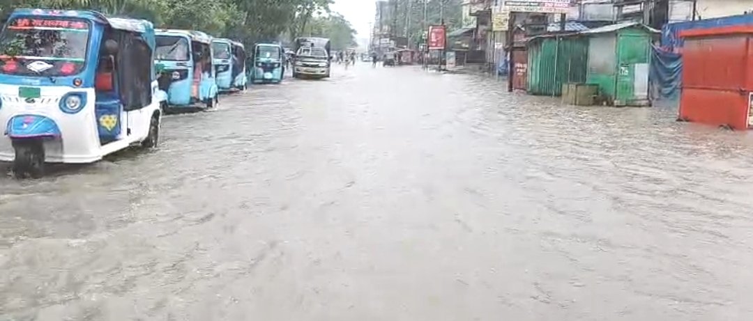 এক পশলা বৃষ্টিতেই নদী শিলচরের রাস্তা, নর্দমার নোংরা জলে ভাসছে ঘরবাড়ি, শিকেয় ব্যবসা