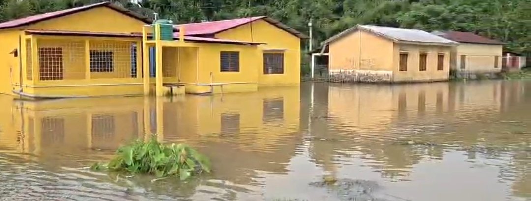 এক পশলা বৃষ্টিতেই ভাসল পূর্ব ধলাই, জলের নিচে বিদ্যালয় ও ঘরবাড়ি, ১৫টি পরিবারের চরম দুর্ভোগে