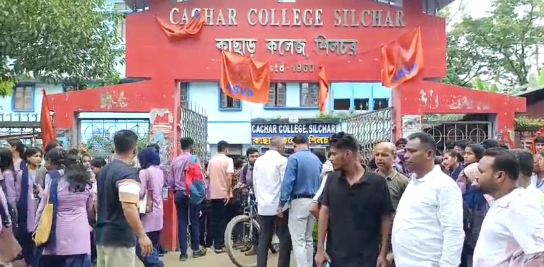 শিক্ষাঙ্গনে ছড়াচ্ছে পোশাক রাজনীতির বিষ! কাছাড় কলেজে হিজাব নিয়ে সংঘর্ষ, আহত একাধিক শিক্ষার্থী