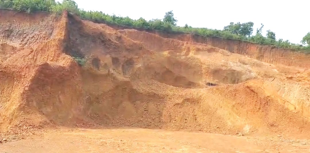 কালাইনে বন বিভাগের নাকের ডগায় অবাধে চলছে লাল মাটি পাচারের সিন্ডিকেট!