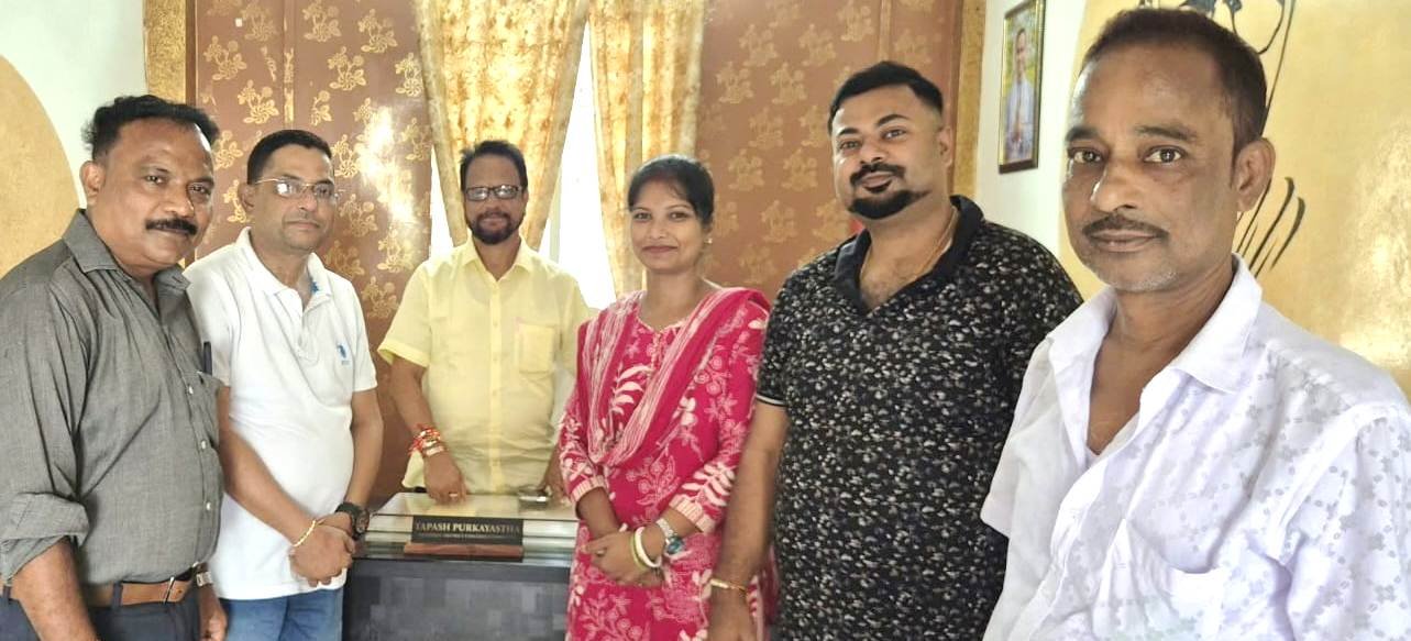 জেলা কংগ্রেস সভাপতি তাপস পুরকায়স্থ ও অন্যান্য নেতাদের রাখি পরিয়ে ভাই-বোনের পবিত্র বন্ধন উদযাপন মহিলা কর্মীরা