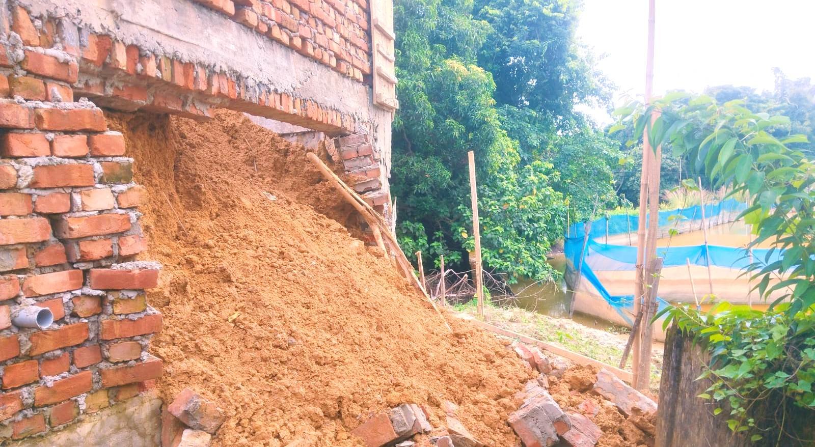 রামকৃষ্ণনগর কালিবাড়ি বাজার হাসপাতালে ২ কোটি টাকার গার্ডওয়াল ধস! দুর্নীতির অভিযোগ খণ্ডন করলেন জেলা পরিষদ সদস্য রাজেশ দাস