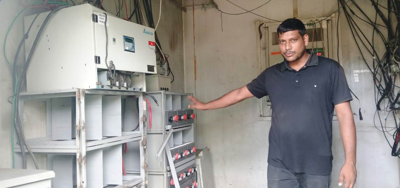 কাছাড়ের বড়খলায় পুলিশি নিরাপত্তাকে বুড়ো আঙুল দেখিয়ে মোবাইল টাওয়ার থেকে ৩০টি ব্যাটারি চুরি!