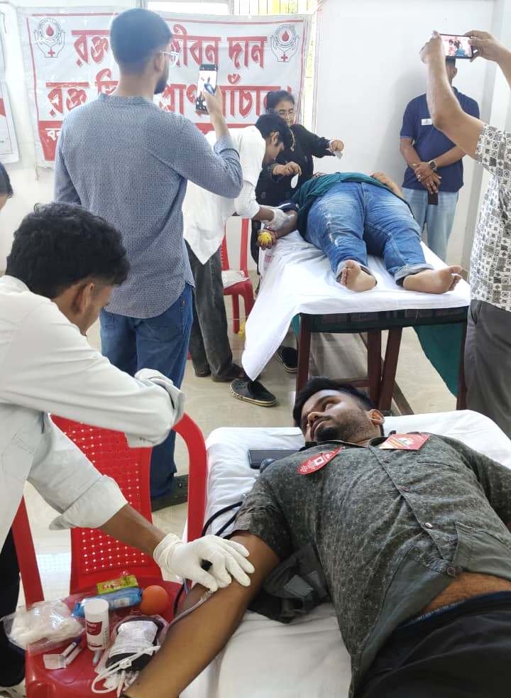 করিমগঞ্জ বঙ্গভবনে লিও ক্লাব ও ব্লাড ডোনার্স ফোরামের উদ্যোগে সফল রক্তদান শিবির, ৪ জন নারীসহ ২৫ জনের রক্তদান