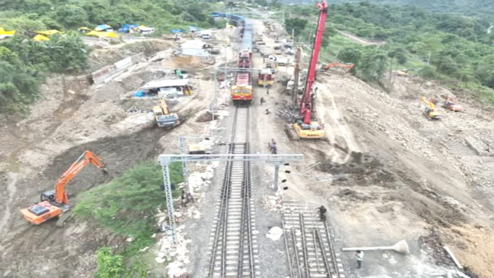 ৫ সেপ্টেম্বর চালু হবে ২ নম্বর লাইন, নিউ হারাঙ্গাজাওয়ে যুদ্ধকালীন তৎপরতায় চলছে মেরামতির কাজ