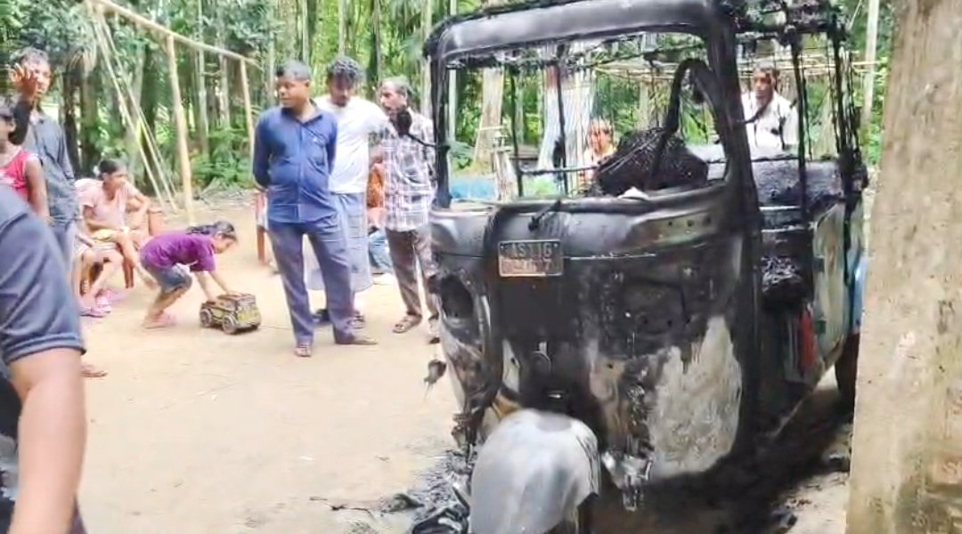 সোনাইয়ে রাতের অন্ধকারে ই-রিকশায় অগ্নিসংযোগ, জীবিকা কেড়ে নেওয়ার চক্রান্তে চাঞ্চল্য, থানায় মামলা দায়ের